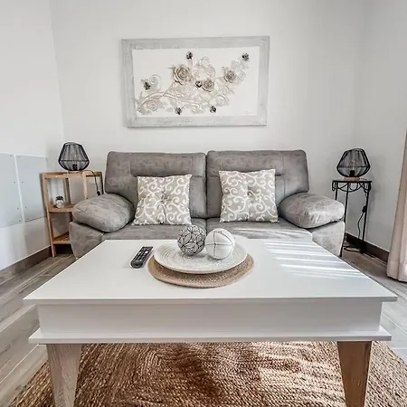 Modern 2 Bed With Pool In * פריחיליאנה
