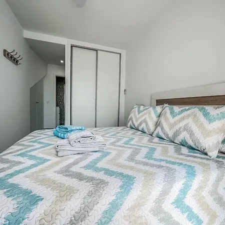 Modern 2 Bed With Pool In